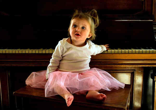 ピアノに座る女の子