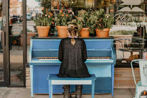 外でピアノを弾く女性