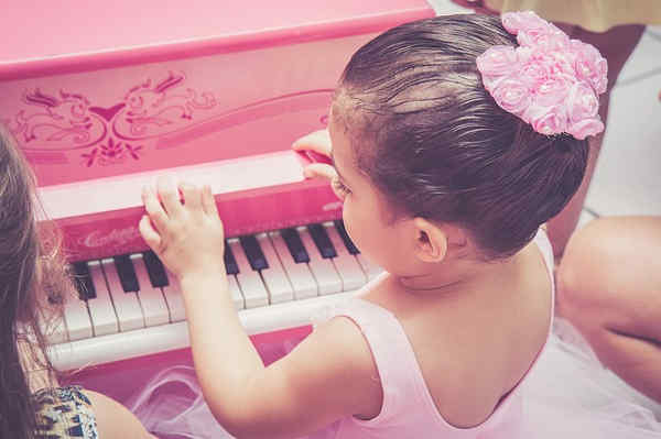 おもちゃピアノを弾く子供