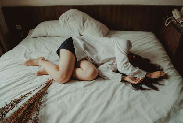 ベッドで休む女性