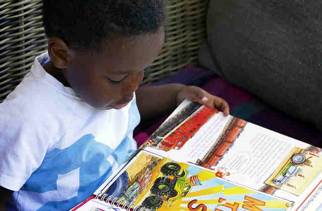 絵本を読む子供