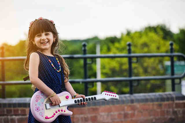 おもちゃギターを楽しむ女の子
