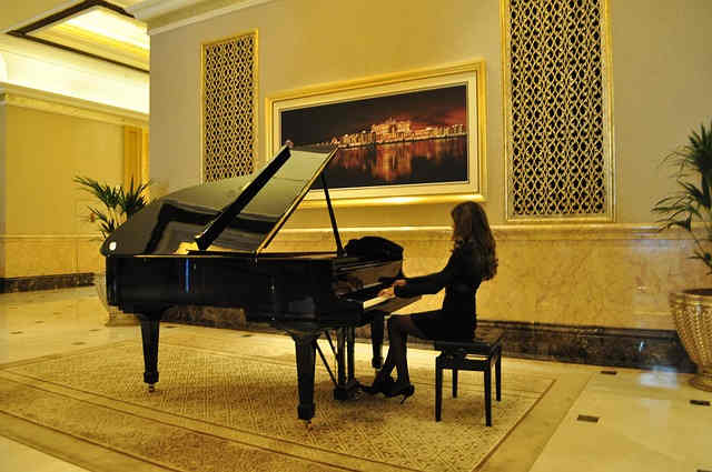 サロンでピアノ演奏をする女性