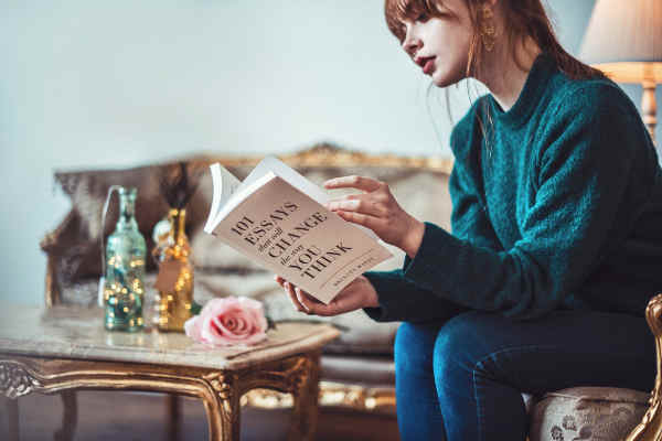 本を読む少女
