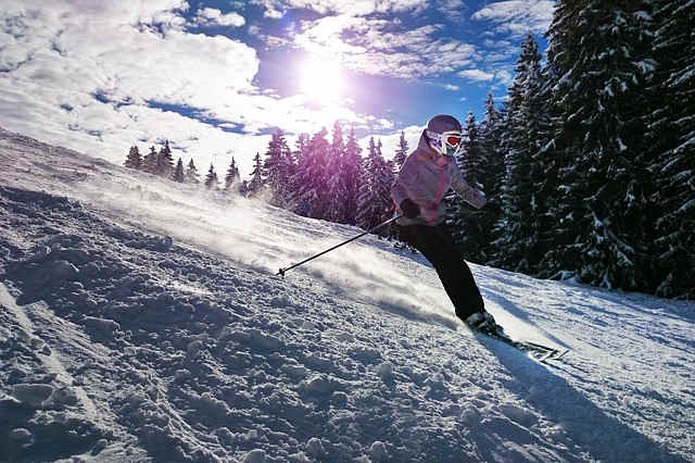 スキーで滑る子供