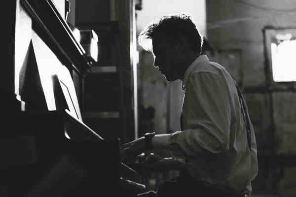 ピアノを弾く男性