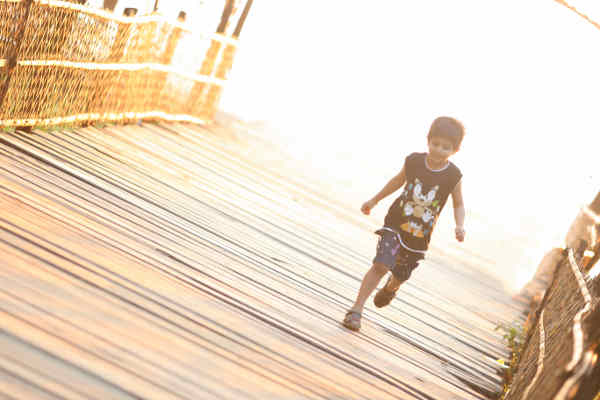 橋の上を走る子供